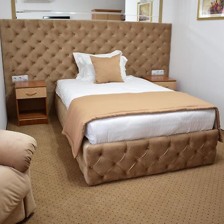 Kurmet Hotel Oral Bagian luar foto