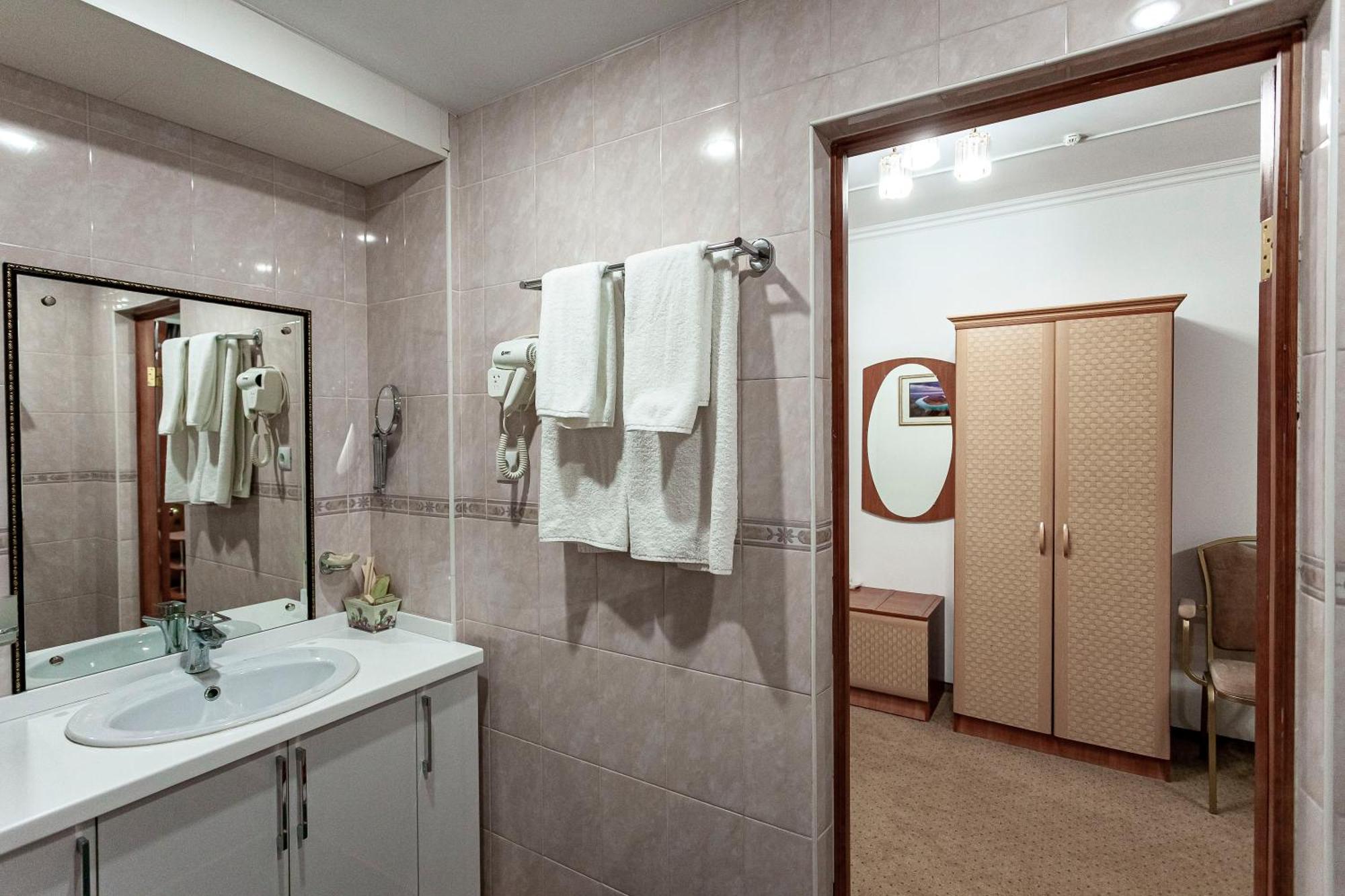 Kurmet Hotel Oral Bagian luar foto
