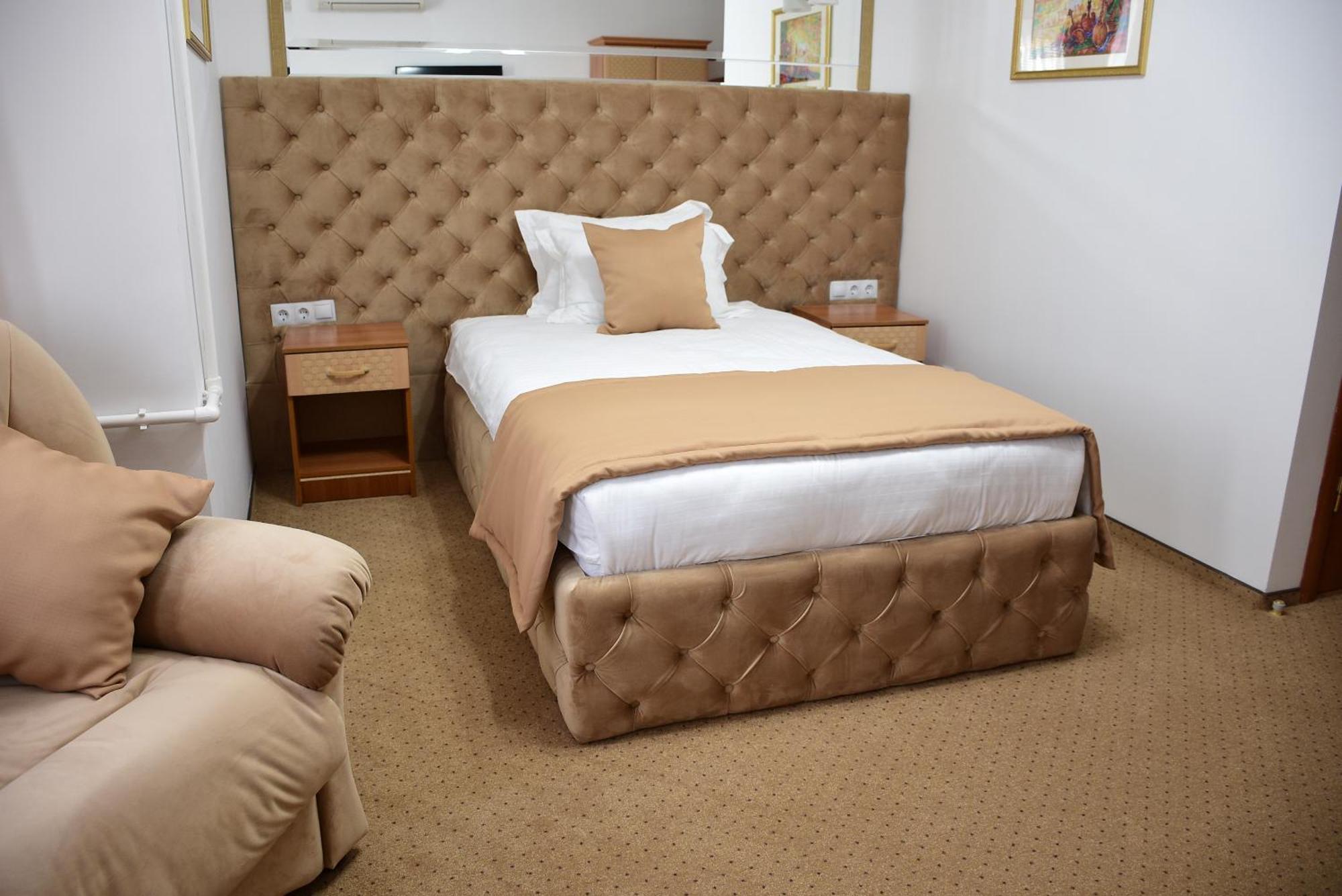 Kurmet Hotel Oral Bagian luar foto