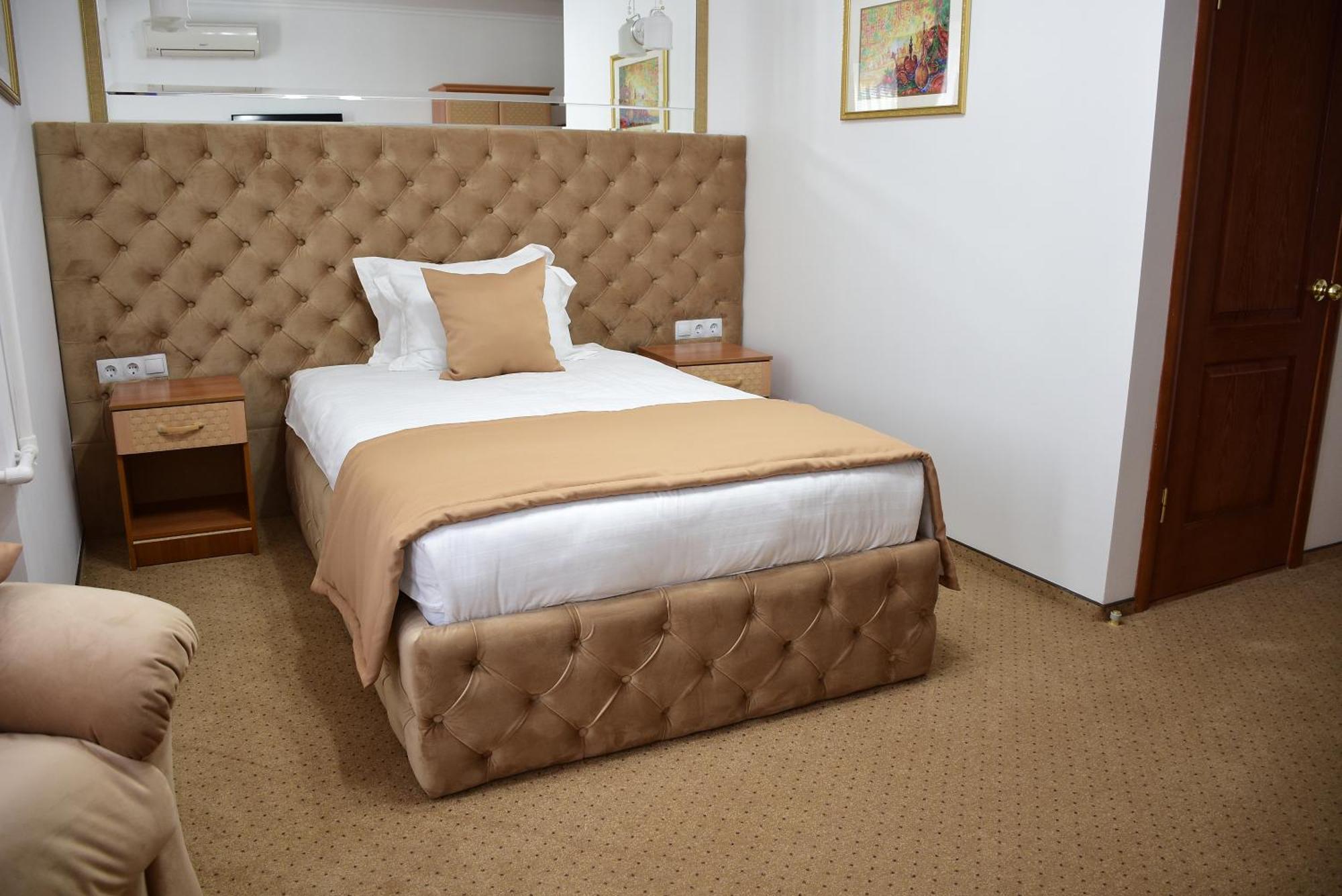 Kurmet Hotel Oral Bagian luar foto