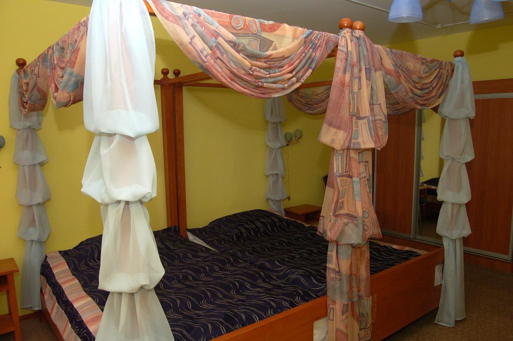 Kurmet Hotel Oral Bagian luar foto